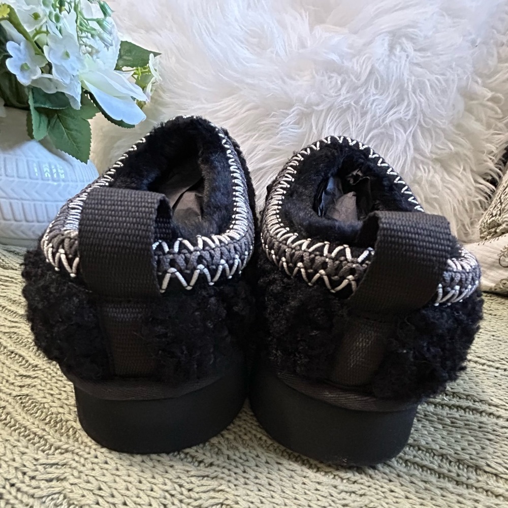 Earth Cozy Black Sherpa Slip-On Slippers - Picture 4 of 7